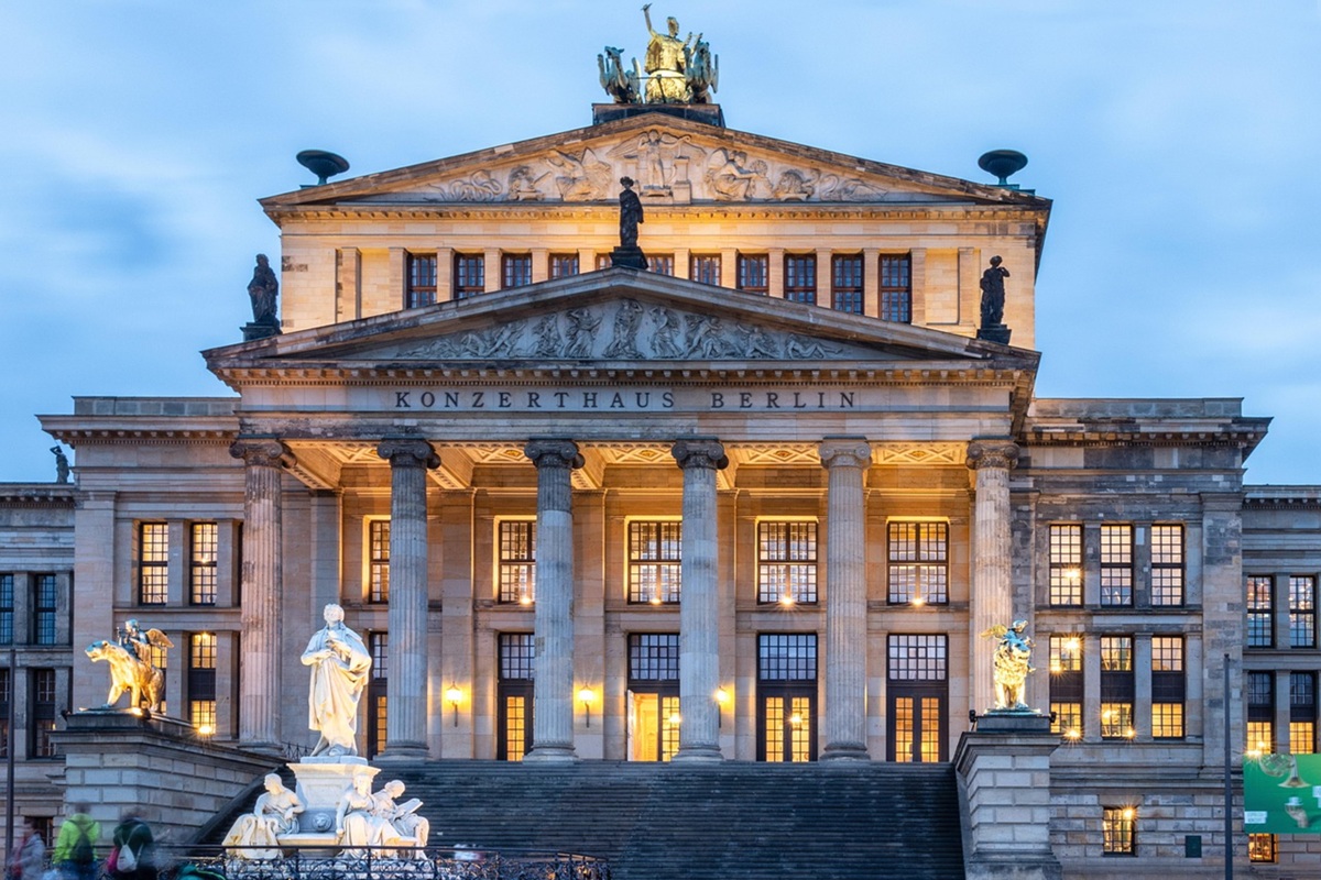 Vue en soirée du Konzerthaus sur le Gendarmenmarkt, Berlin Mitte
