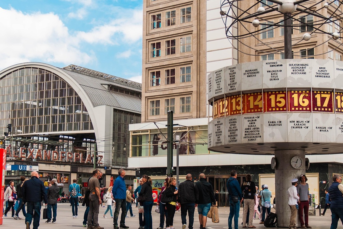 Gare Alexanderplatz et horloge universelle Urania, Berlin Mitte