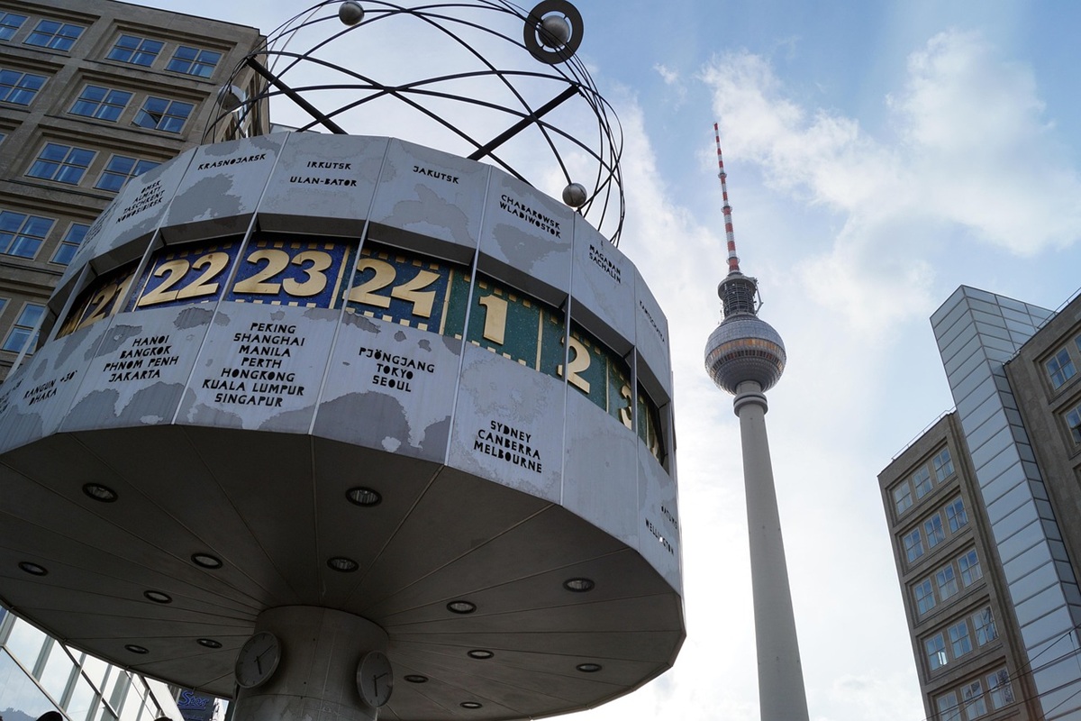 Tour de télévision et horloge universelle Urania sur Alexanderplatz, Berlin Mitte