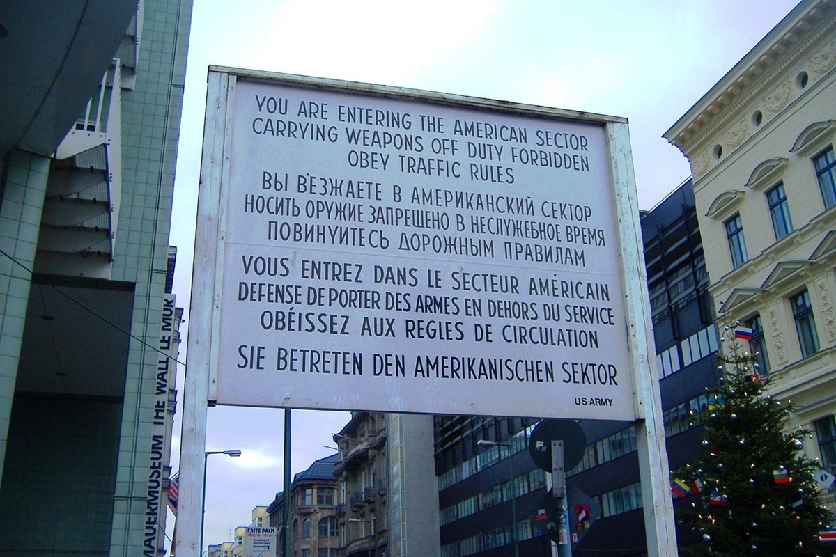 Panneau multilingue sur le Checkpoint Charlie, Berlin