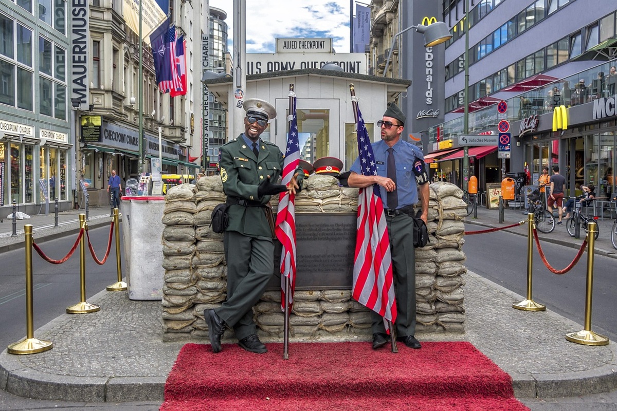 Comédiens sur le Checkpoint Charlie, Berlin