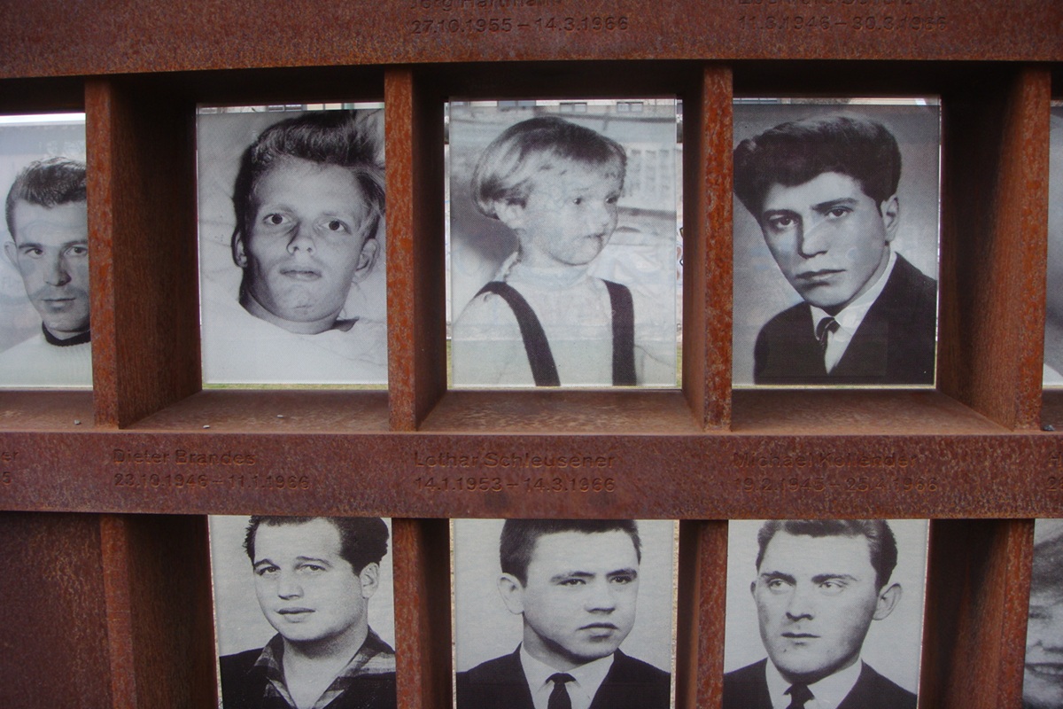 Fenêtre du Souvenir au Mémorial du Mur à Berlin