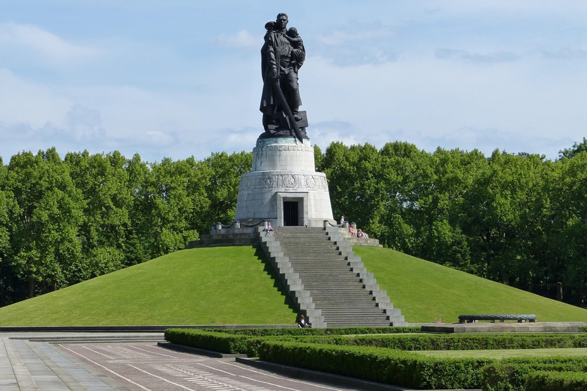 Statue du Héros Libérateur, Mémorial soviétique de Berlin Treptow