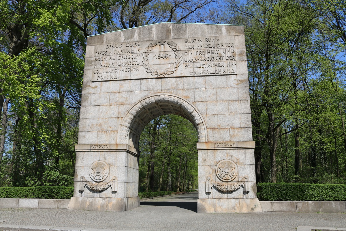Entrée du Mémorial soviétique au parc Treptow
