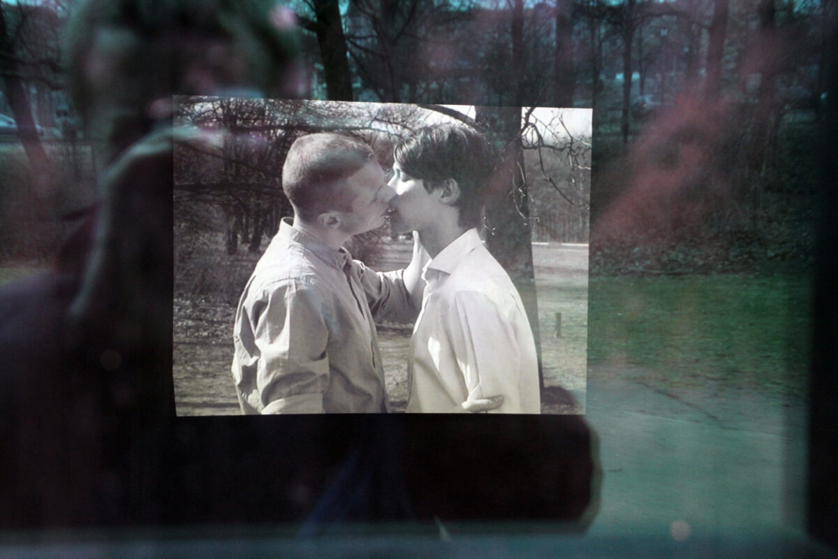 Baiser au Mémorial aux homosexuels persécutés, Berlin Tiergarten