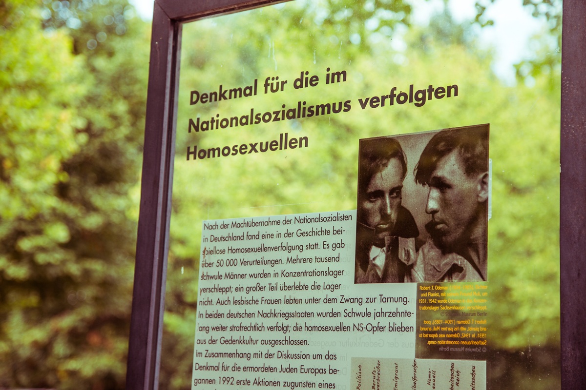 Explications cachées au Mémorial aux homosexuels persécutés, Berlin Tiergarten