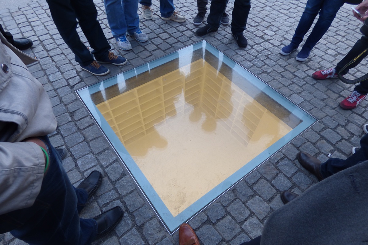 Mémorial de la Bibliothèque engloutie : Le souvenir de l'autodafé