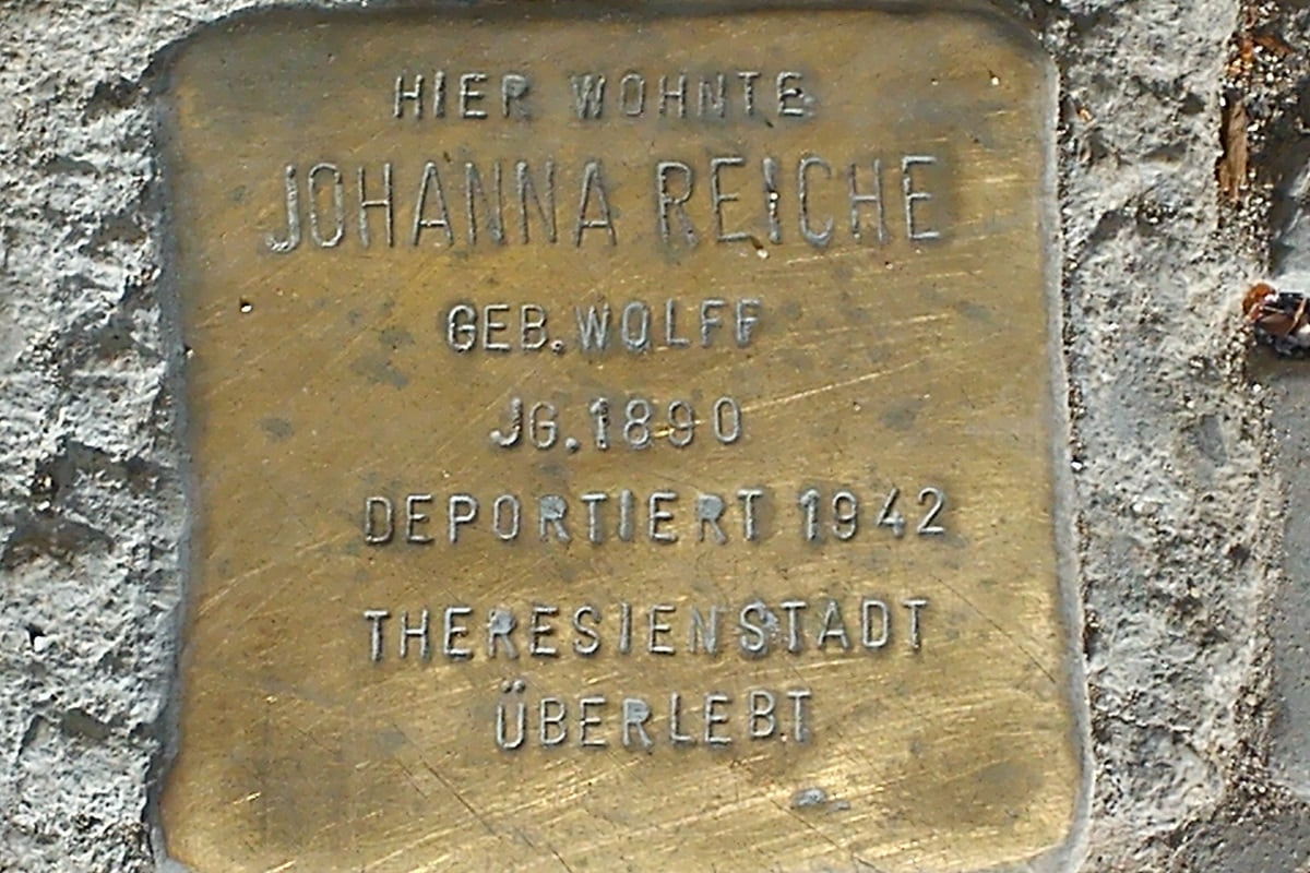 Pierre du Souvenir, Stolpersteine, Berlin