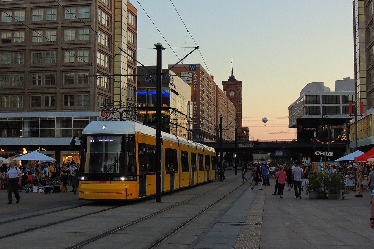 Tramway Strassenbahn sur Alexanderplatz, Berlin