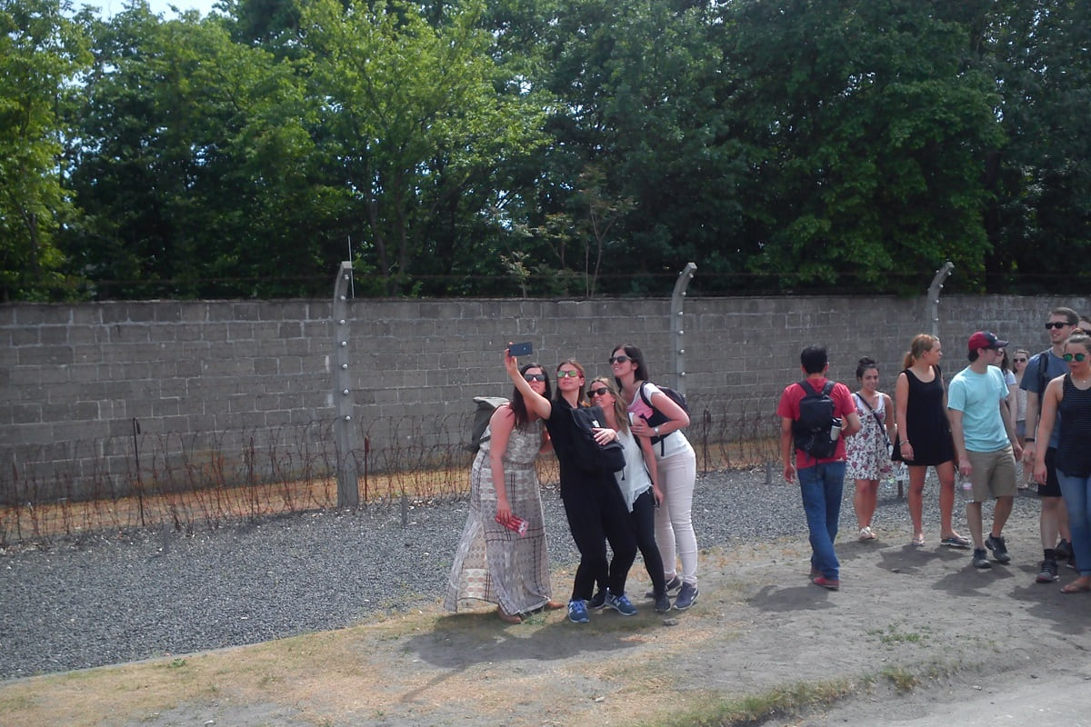 Touristes au Mémorial de Sachsenhausen, Oranienbourg