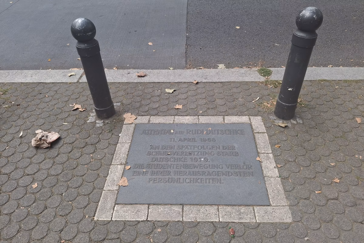 Plaque commémorative à Berlin, rappelant l'attentat contre Rudi Dutschke
